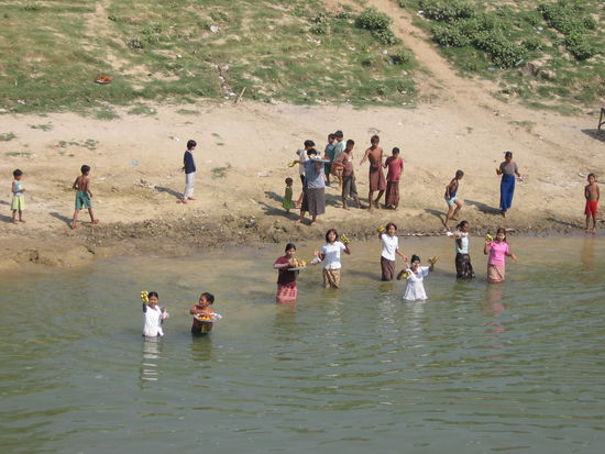 Waehrend der Fahrt auf dem Fluss legen wir kurz an, hier versuchen Burmesinnen ihre Waren an die Traveller zu verkaufen. Ein nasses Vergnuegen.