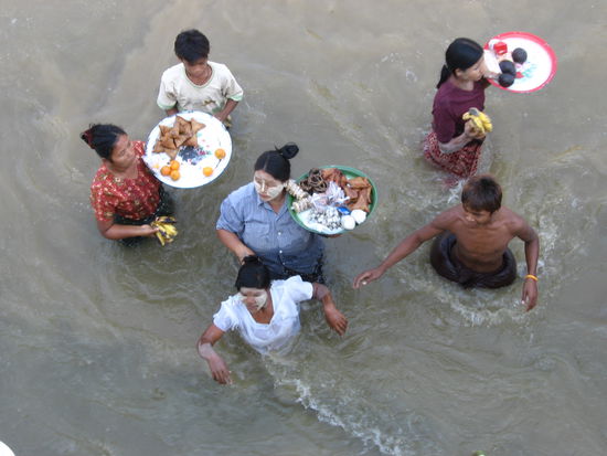 Das Gesicht ist mit Tarnaka Paste gecremt. Daher die helle Farbe. Das gilt hier als chick.
