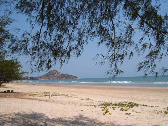 Ein schoener leerer Strand wartet auf uns.Hua Hin ca. 3 h von Bangkok entfernt