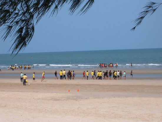 ... oh doch nicht ganz, Thai Schueler, wahrscheinlich aus Bangkok, machen einen Tag Urlaub.