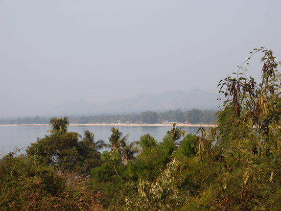 Von der Tempelanlage Maha Chedi auf die Kueste (bei Ban Saphan).
