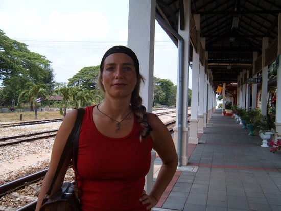 Es ist so heiss,ca. 36C im Schatten, dass ich alle Haare aus dem Gesicht haben muss. Das sieht bisschen komisch aus und nuetzt oft nicht viel. Man klebt und sieht nach einigen Minuten voellig verschwitzt aus.