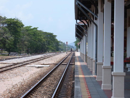 Die Zugstrecke ist meisten einspurig. Eine logistische Meisterleistung. Die Zuege sind einfach aber guenstig, daher sehr gut fuer uns.