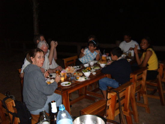 Mit Niederlande-Thai-Familie Essen in Ranong , mit Blick auf Burma.