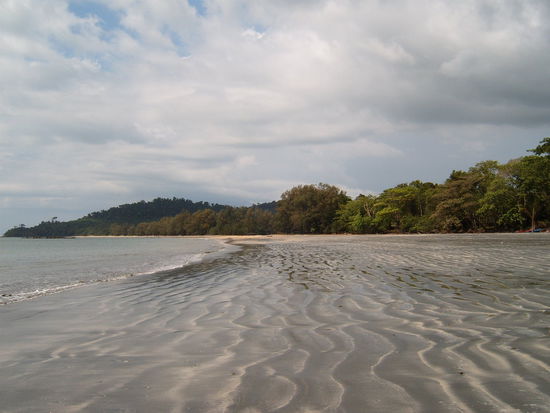 Der Strand ist schwarz-weiss und sehr breit ab Nachmittag.
