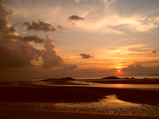 Traumhafte Sonnenuntergaenge auf Koh Chang. Die Insel ist sehr gruen, das liegt an dem haeufigen Regenfaellen. Nach dem Regen, fuehlt sich alles sehr klamm und feucht an. Ist es auch. Die Sachen werden nicht trocken.