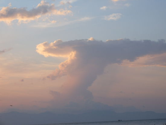 Hier soll es noch Malaria geben. Leider sind die Huetten nicht besonders Mueckensicher. D.h. solltet ihr hinfahren, auf jeden  Fall eigenes Moskitonetz mitnehmen.