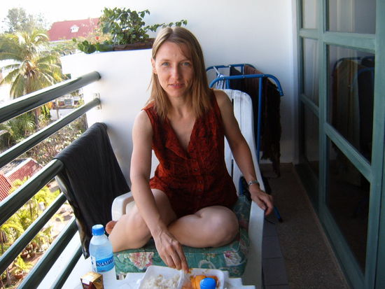 Unser Balkon . Tina fruehstueckt hier   Sticky Rice mit Mango. Ist wirklich lecker.