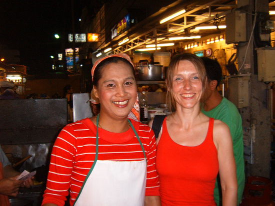 Wir essen auf dem Nachtmarkt in Hua Hin. Der oder die Koch/Koechin (wir wissen es nicht richtig kocht wahnsinnig gut. Wir gehen jeden Abend hin. Es gibt hier hauptsaechlich Fisch und Meeresfruechte.
Am letzten Tag erfahren wir , dass er ein Lady Boy ist.