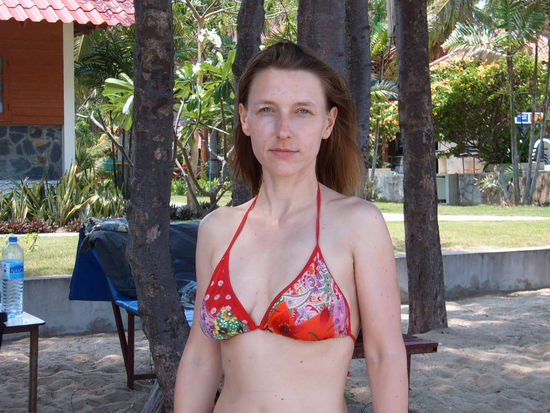 Die Bungalowanlage ist sehr gepflegt. Am Wochenende kommen viele Familien aus Bangkok her. Dann wird es etwas lauter: Thais lieben Karaoke. Wir hoeren viele Thailaendische Interpreten am Freitag Abend 