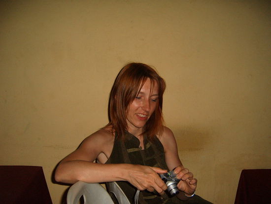 Wir sind die einzigen Gaeste am Montag Abend. Dennoch sind die Kuenstler nett und ziehen die Show durch. Vielleicht verkuerzen sie diese um 15 min. (von 1.15 h. Die Show kostest 3 E incl. ein Getraenk. Von was leben die Maenner dann eigentlich? ZB. von Trinkgeld fuer Foto's...