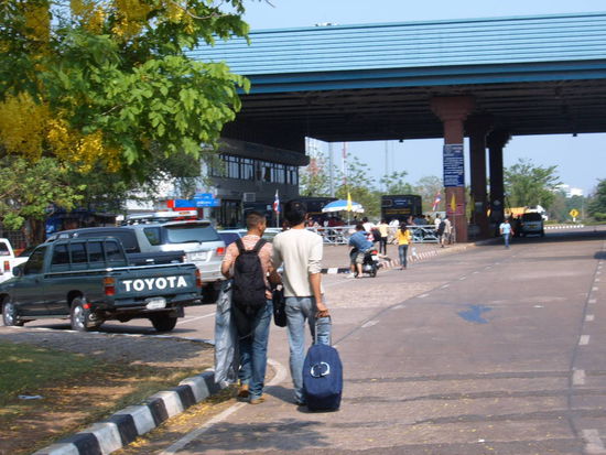 Die Grenze, vor mir 2 Thais, die zu einer Hochzeit fahren.