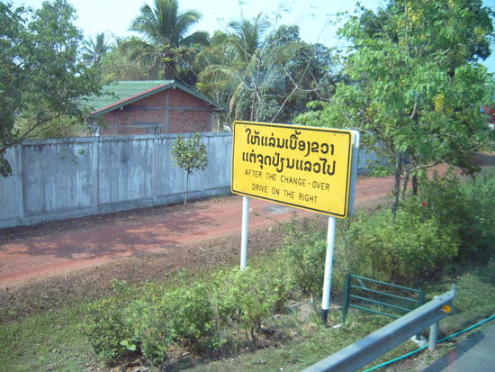 Rechtsfahrgebot, gut dass es nochmal gesagt wird. Fuer die Thais bestimmt eine grobe Umstellung. Aber der Verkehr ist in Laos nicht so dicht.