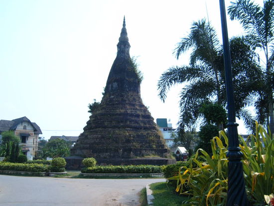 Eine Stupa, ganz wie ich es mag. Bewachsen und irgendwie altertuemlich.