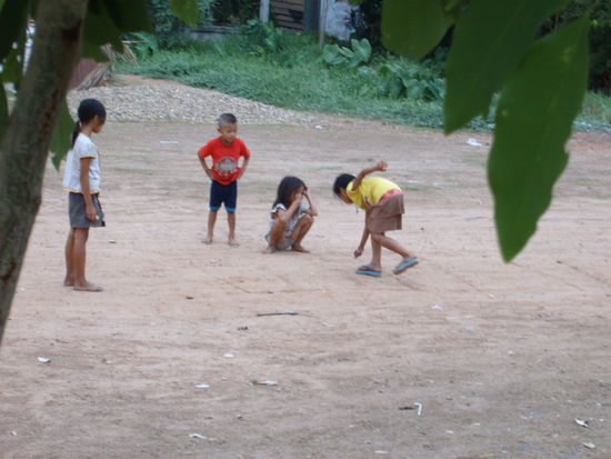 Kinder haben wohl ueberall die gleichen Spiele. Hopsen.