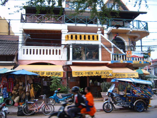 Die Tuk Tuks , wieder anders als die aus Burma oder Thailand.
