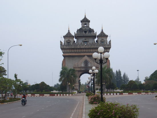 Das Denkmal fuer die Opfer der Kriege in Laos. Es wurde aus gespendetem Zement der USA fuer den Flughafenbau , errichtet. Manche nennen es daher "vertikale Rollbahn".