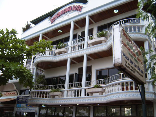 Mein Hotel, ich habe bewusst eines ohne "normale" Traveller gesucht - und gefunden! Hier gibt es nur Asiaten. Herrlich.