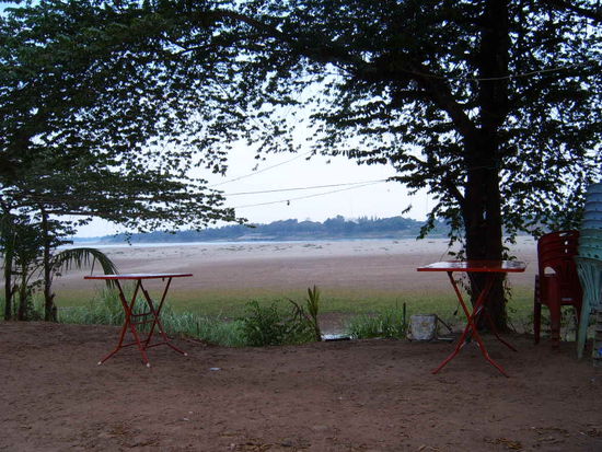 Der Mekong ist fast ausgetrocknet. Kein Wunder bei den Temperaturen.