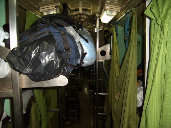 Diesmal alles in gruen. Es ist so heiss ich kann nicht schlafen und fotographiere lieber.. Mein Gepaeck wird immer umfangreicher. Im Vergleich zu Bussen, ist es im Zug sauber. Mein Gepaeck muss nicht mit Plastik geschuetzt werden. Auch die Toiletten sind okay.