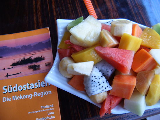 Ein superleckerer Salat. Der Beste bisher auf meiner Reise. Gut erkennbar die Schwarz-weisse Drachenfrucht.