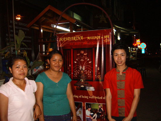 Herrliche Massage. Der junge Mann in Rot massierte mich.