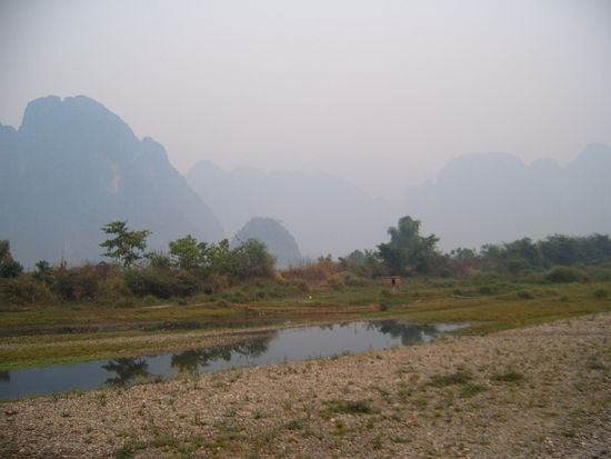 Vang Vieng. Leider etwas trueb von den Braenden rings um.