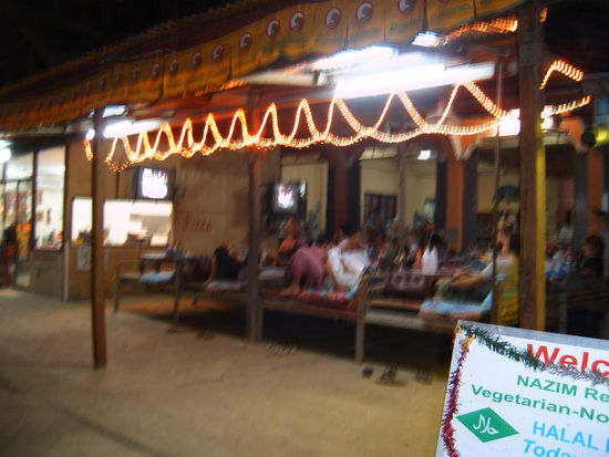 Abends sitzen bzw. liegen die Traveller (auch ich)im Restaurant und essen zu abend, dabei werden englischsprachige Videos geschaut. Gestern gab es in meinem Restaurant "Beerfest" Ein Oktoberfest-film mit Kampftrinken... (kein Kommentar)