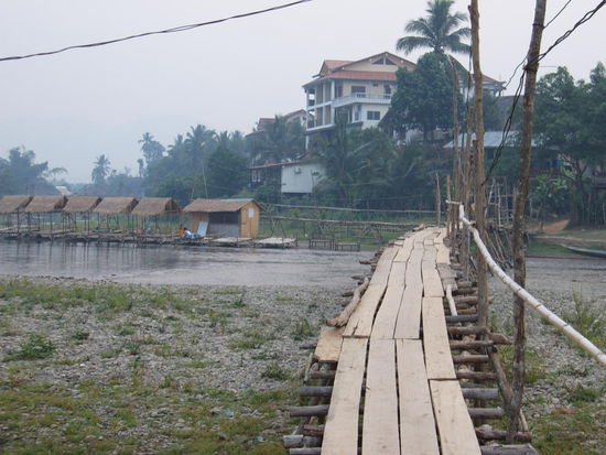 Typische Bruecke uber den Fluss. Es ist neblig, weil in den Waeldern brandgerodet wird.