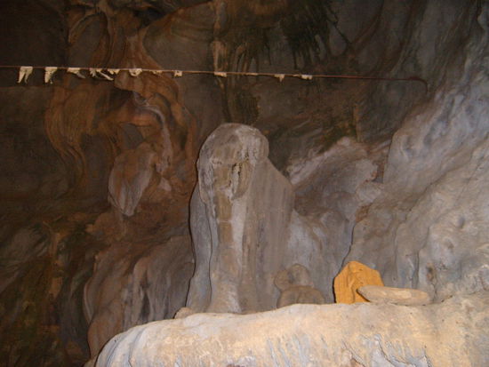 Elefantenhoehle. Weil ein Naturstein,wie ein Elefant geformt ist. Die Decken sind uebersaeht mit Stalaktiken u. alles sieht unwirklich aus.