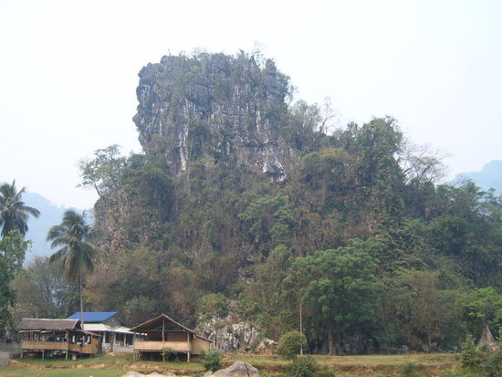 Karstfelsen, davor ein kleines Dorf