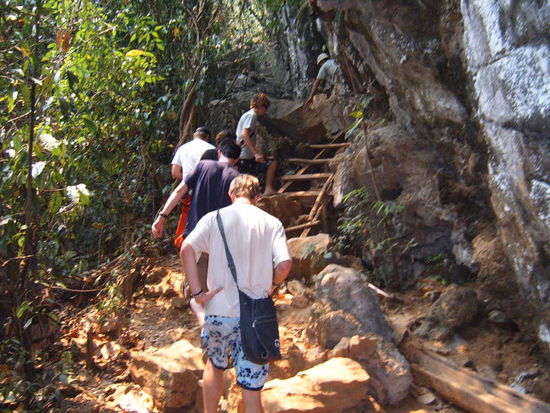 Aufstieg in die Hoehle. Wir sind eine internationale Truppe: Irland, Oesterreich, Australien, Schweden und Deutschland sind vertreten.
