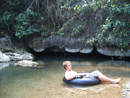 So treibt man mit LKW Reifen in den Hoehlen oder auf dem Fluss. Hinter Jason ist der Eingang der Wasserhoehle, in der wir uns zuerst mit dem Schlauch ,dann auf allen vieren fortbewegt haben. Anstrengend sag ich Euch , vorallem weil man keine Schuhe dabei hat und auf schlickigen Steinen rumlaeuft. Und das auf den Knien oder auf allen vieren.