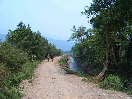 Spaziergang zu einem Dorf, in denen eine kleine ethnische Gruppe, die keine Laoten sind, lebt. (ca.10 Personen), Ich wollte da nicht fotografieren. Das muss ich immer an einen Zoobesuch denken...