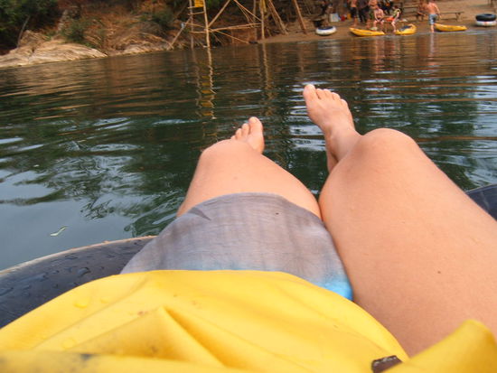 Romy treibt im Reifen. Gelb = wasserdichte Tasche.