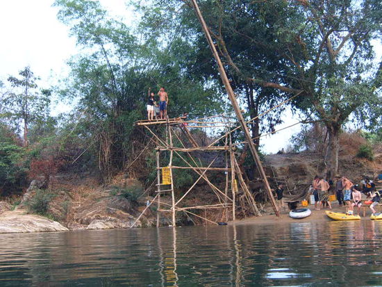 Hier kann man ins Wasser huepfen an einem Seil