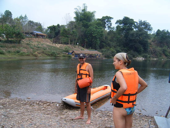Tour nach Vientane. Wir sind nur 4 Leute. Ich fahre mit einem Laoten. Es sind GummiKajaks. Beim Wasserfall verliere ich nur meine Baseballmuetze, sonst verlaeuft alles glatt.