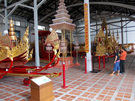 Prunk in Thailand ... Wagen und Gefäße für religiöse Umzüge im Nationalmuseum von Thailand in Bangkok.