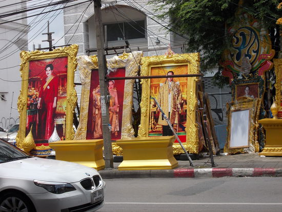 Verehrung der königlichen Familie in Thailand.
Nicht auf eine davonrollende Münze treten! Da ist das Bildnis des Königs drauf ...