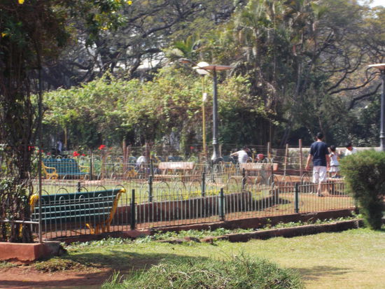 ups ... ich liebe Gärten und Parkanlagen. Dieser ist aber wohl nicht in Mumbai, sondern in Panjim, der nächsten Station meiner Indienreise.