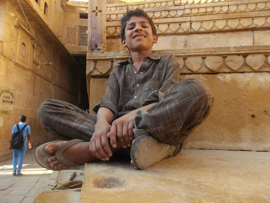 Bettlerjunge und "Angestellter" einer Souvenirladens in der Festung Jaisalmer. Seine Arbeitszeit - von 8 bis 21 Uhr mit vielen Pausen.