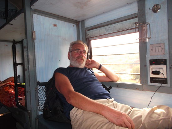 Wenn der Zug nicht zu voll ist, reist man recht gemütlich - solange Staub und Dreck einen nicht stören.