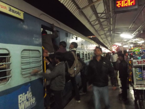 Zugnummer stimmt; Wagen ist der Richtige; Die Nummer meiner gebuchten Liege kenne ich ... ... aber wie komme ich in diesen Zug hinein!!!???