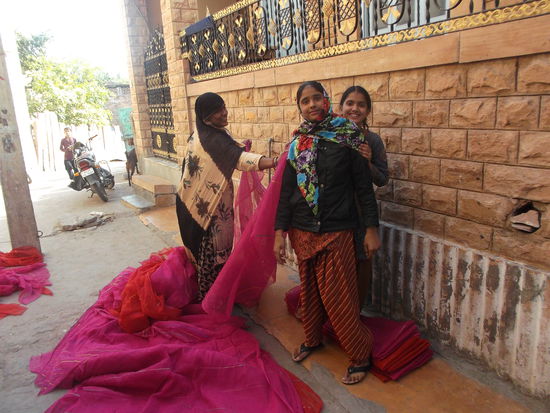 Freundlich wurde ich eingeladen, mir eine Manufaktur anzuschauen, in der Tücher für Turbane gefärbt werden. Diese werden auf der Straße getrocknet und für den Transport vorbereitet.