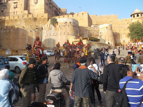 Eingang zur Festung von Jaisalmer. Schmucke Kamelreiter bereiten sich auf den Umzur zur Festivaleröffnung vor.