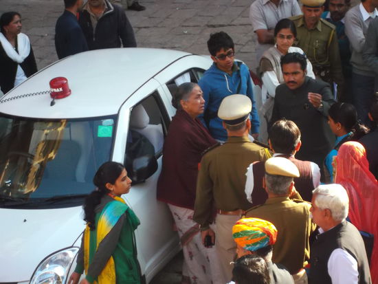 Die Frau im lila Pullover ist Gouverneur von Rajasthan ... sie regiert über ein Volk von ca. 70 Millionen Indern.
Hier ist sie zur Eröffnung des Wüstenfestivals in der Feste von Jaisalmer.