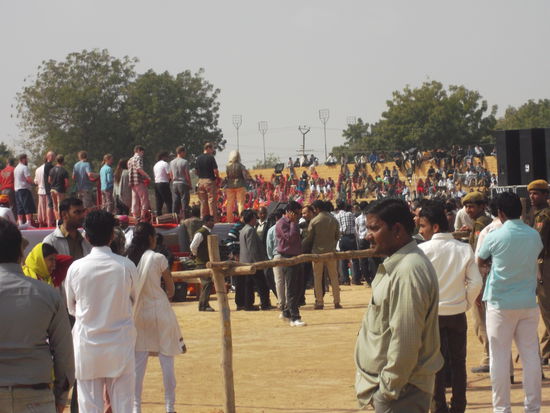 Wettbewerb der Ausländer im Turbanbinden ... 
Die Leute schauen wohl nicht nur gelangweilt, sind sind es auch.