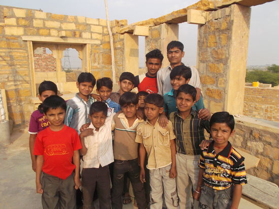 Küchenjunge Dalla (2. von rechts) mit Brüdern und Cousins.