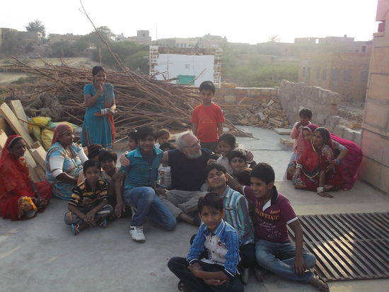 Mit der Familie des Küchenjungen Dalla. Die Männer sind als Steinmetze auf Arbeit, die Frauen gegenüber fremden Männern sehr zurückhaltend.