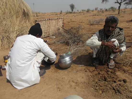 Essen wird bereitet. Fladen auf einem Blech über offenem Feuer gebacken, dazu ein Sud aus Knoblauch, Kräutern und Gewürzen. Dazu frische Milch. Köstlich ... aber täglich und ausschließlich?!